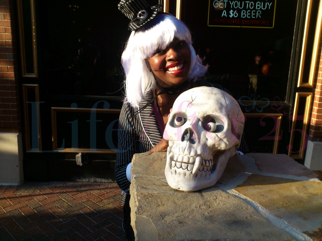 Containment-Da-Vinci-and-skull-at-Meehans halloween