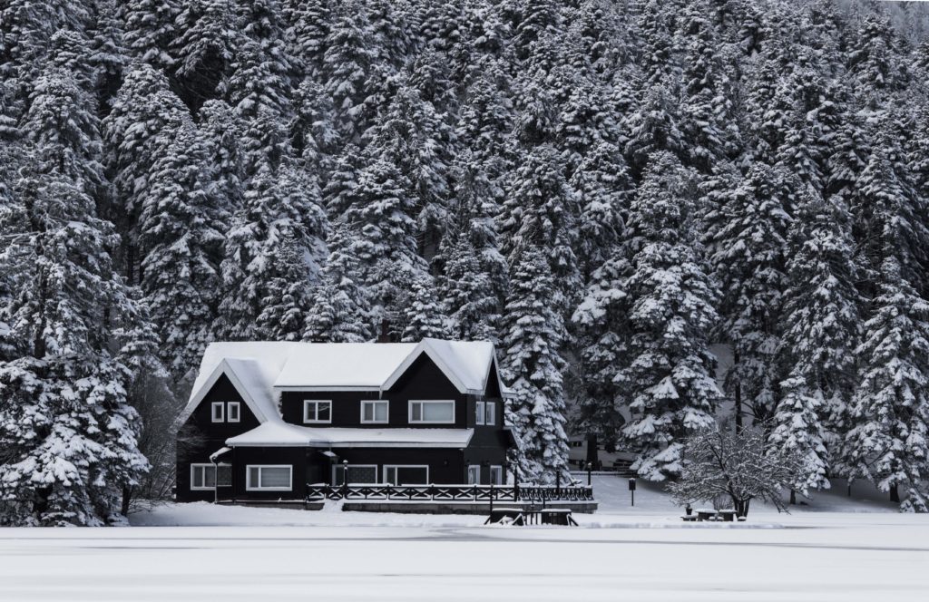 Snowy Season: 5 Reasons to Replace Your Windows before Winter